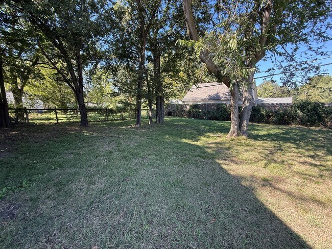 Building Photo - Huge 4 Bedroom in West Tulsa