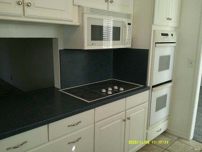 Building Photo - 390 S Almond St