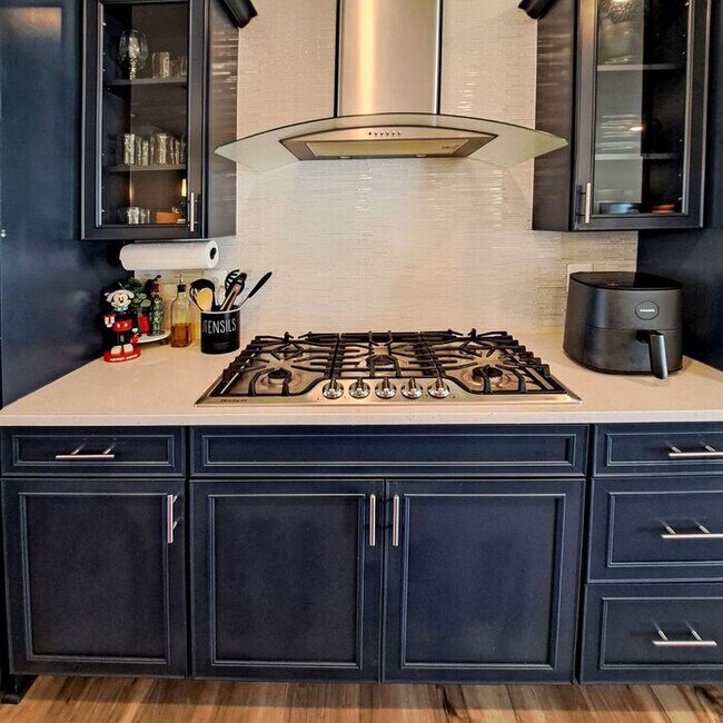 Building Photo - Gorgeous 4-Level Townhome with Rooftop Ter...