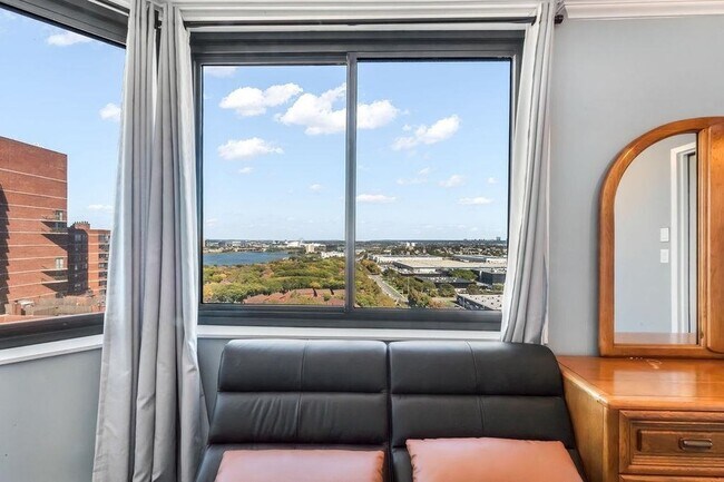 Building Photo - 2110 Harmon Cove Tower