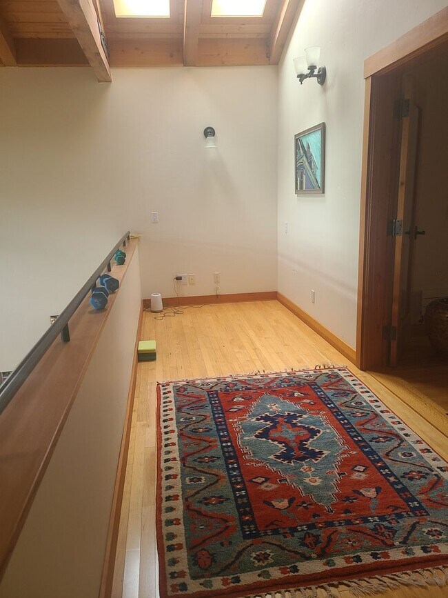 Building Photo - Lovely Rental Home on Cady Mountain
