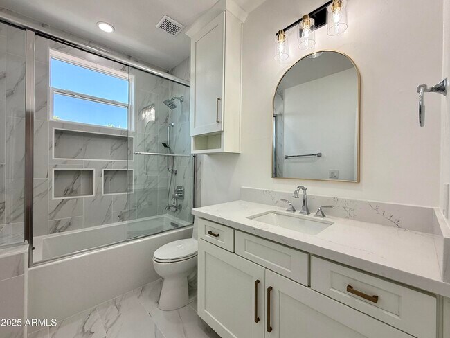 Building Photo - 1523 E Treasure Cove Dr