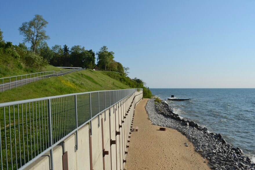 Building Photo - 3622 Lakeshore Dr