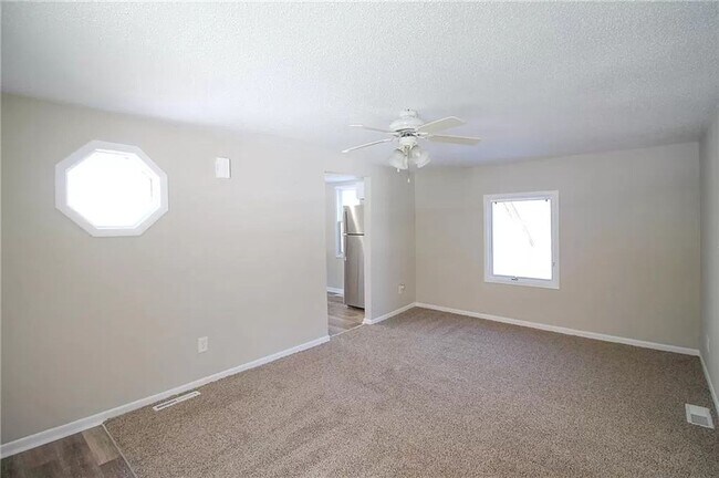 Building Photo - Updated 2 Bed 1 Bath