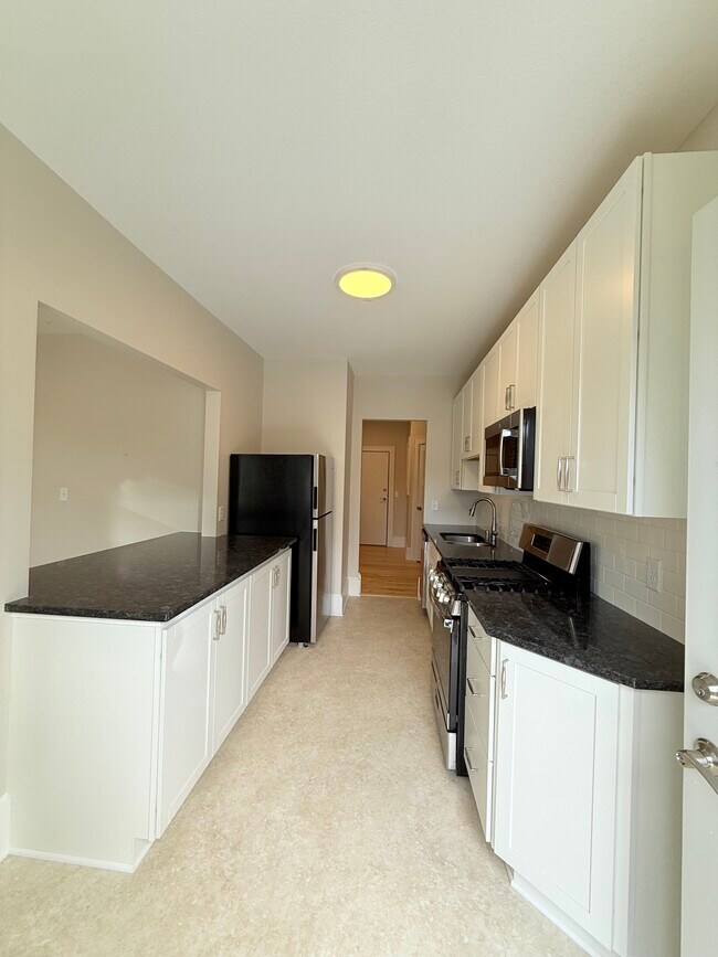 Building Photo - Lake Street