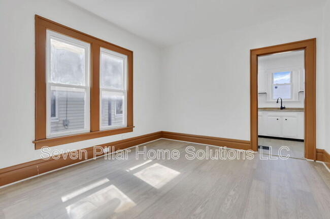 Building Photo - 121 S Terrace Ave