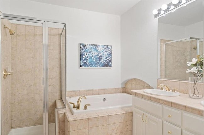 Building Photo - Gorgeous 2 Bed 2 Bath Dublin Townhome with Amenities! Centrally Located!