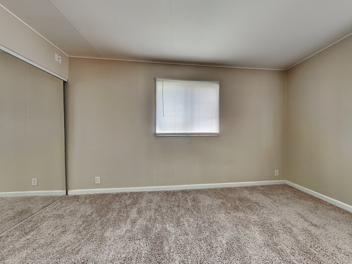 Building Photo - 457 Park Dr