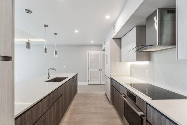 Building Photo - 111 SE 1st Ave