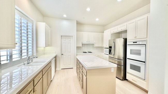 Building Photo - Fantastic Single-Story in the desirable an...