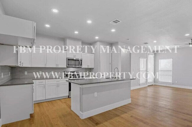 Building Photo - 5018 Villas Dr