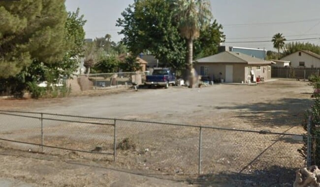 Building Photo - 2 Bd 1 Ba Home | Huge Lot in East Bakersfield