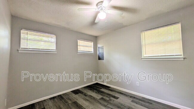 Building Photo - 4527 Versailles Dr