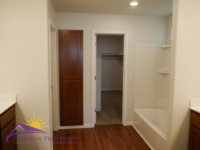 Building Photo - Modern Two-Story 4 Bed 2.5 Bath 1,807 sqft...