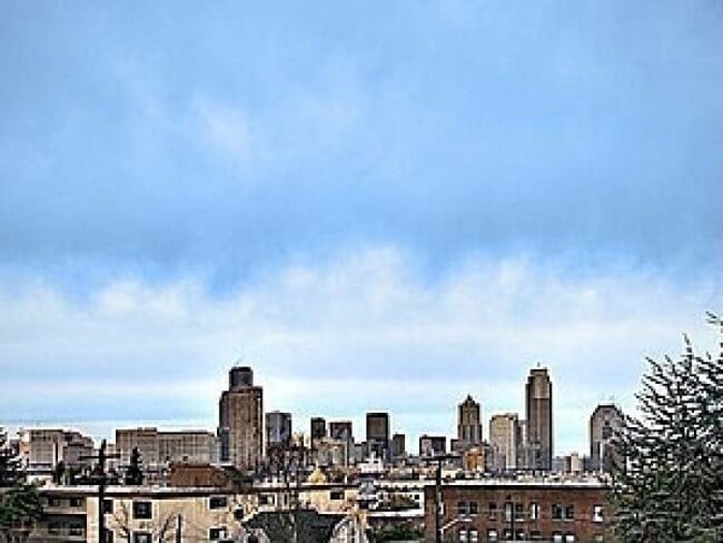 Building Photo - 2 Bedroom 2 1/2 Bath Cap Hill Townhouse
