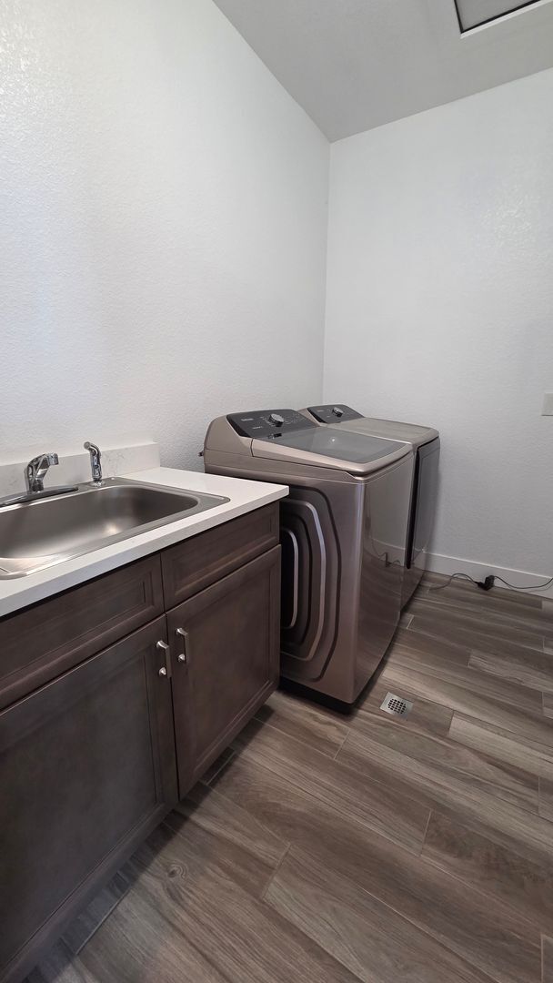 Building Photo - Modern 4 Bedroom 5 Bath Townhome - With Lots of Natural Light and Great Views!