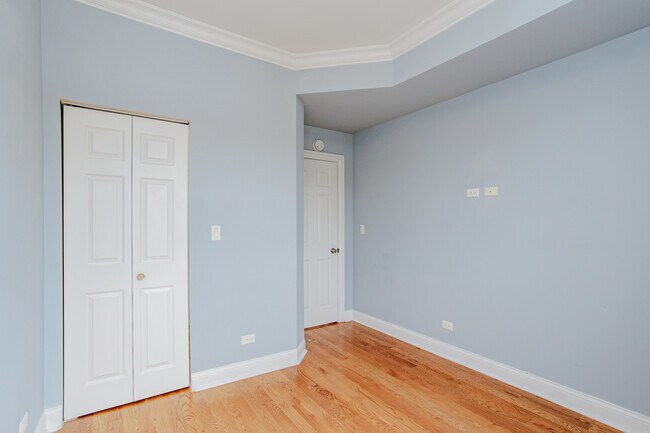 Building Photo - 6150 N Ravenswood Ave