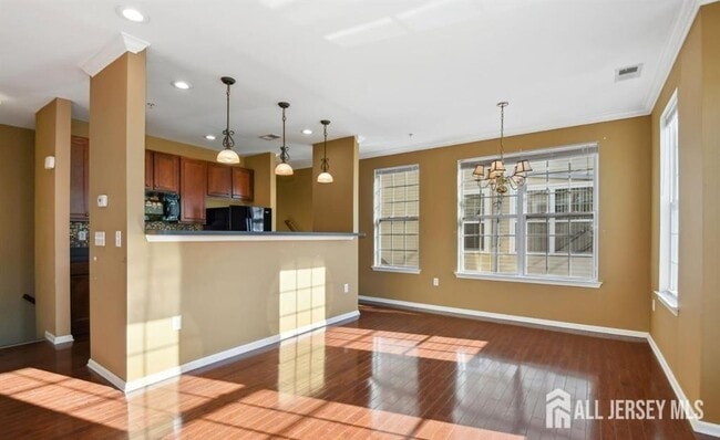 Building Photo - 24 Roosevelt Ave