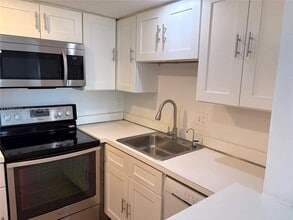 Building Photo - 4164 Inverrary Dr