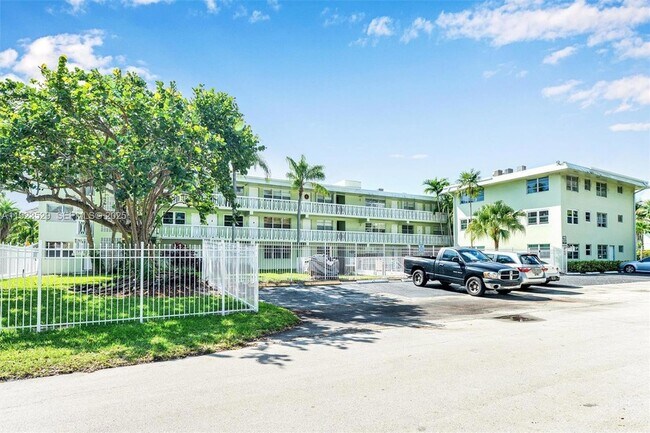 Building Photo - 1900 NE 8th Ct