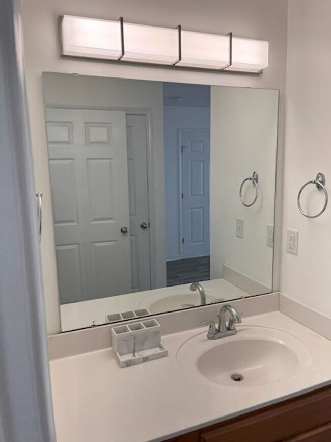 Building Photo - 2 bedroom 2 bath condo located close to beaches, shopping and restaurants