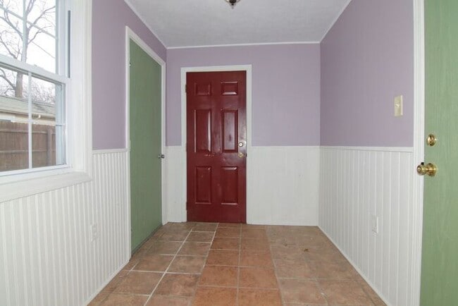 Building Photo - Sweet 3 Bedroom Home Close to Speedway