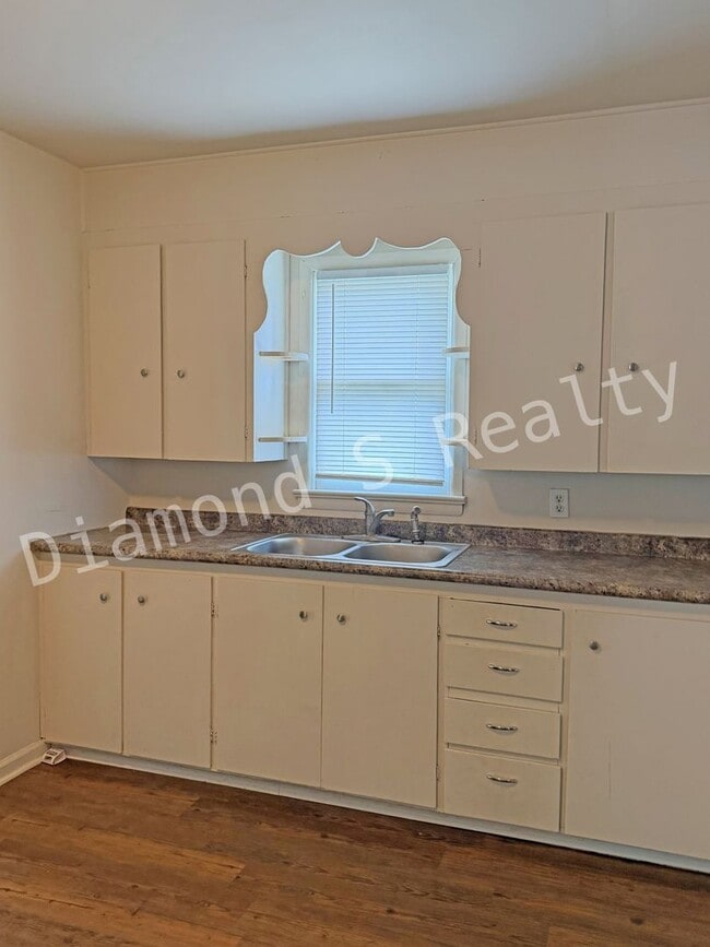 Building Photo - Howard Duplex