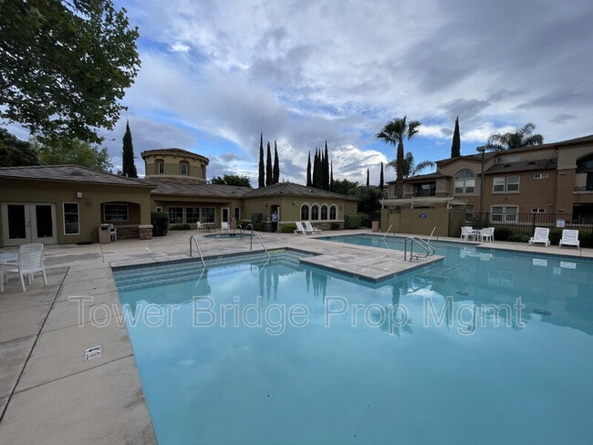 Building Photo - 1900 Danbrook Dr