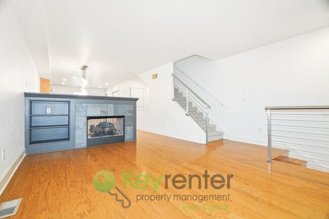 Building Photo - Modern Comfort Meets Classic Seattle Charm