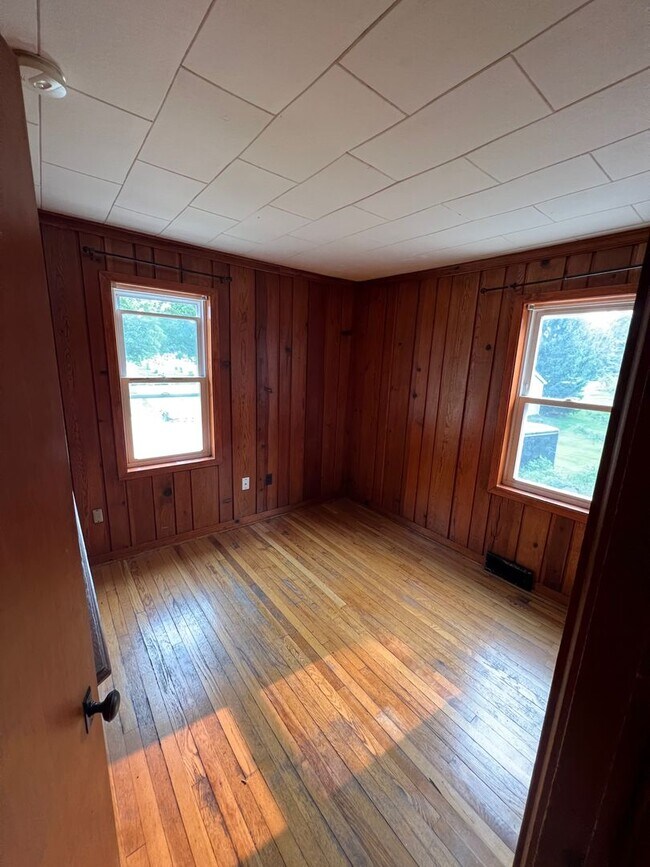 Building Photo - 2 bed 1 bathroom