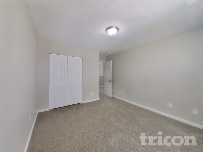 Building Photo - 2337 Middle View Dr