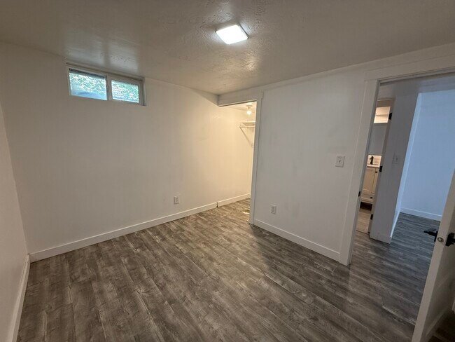 Building Photo - 909 Crandall Ave S