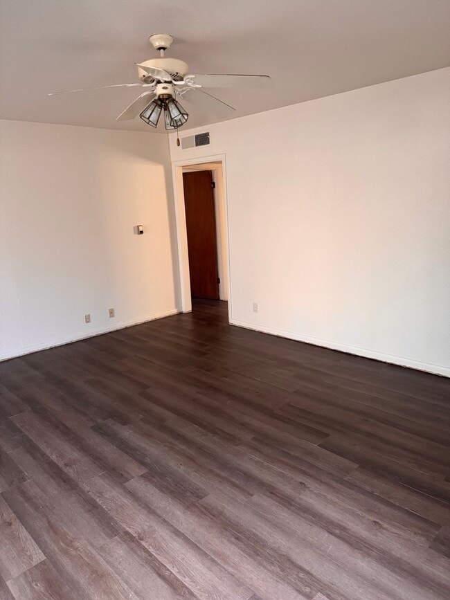 Building Photo - 2 Bedroom 1 Bathroom House North of Hospital