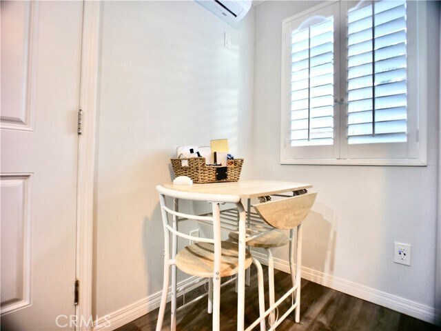 Building Photo - 1220 W 56th St