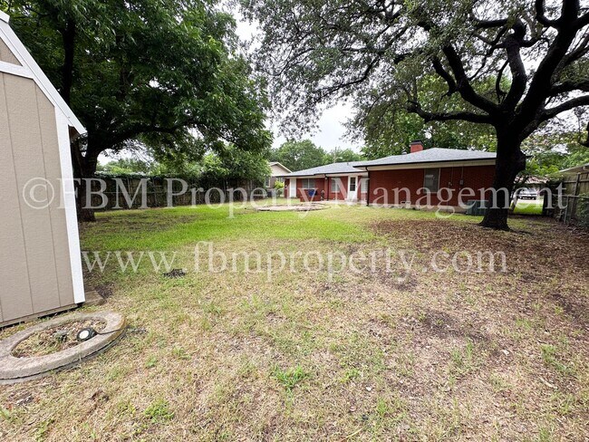 Building Photo - 1608 Hill Ln