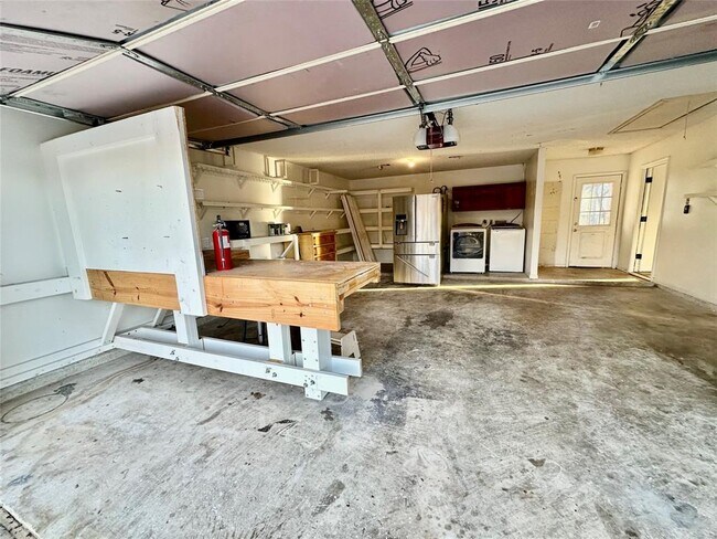 Building Photo - 1102 Serenada Dr