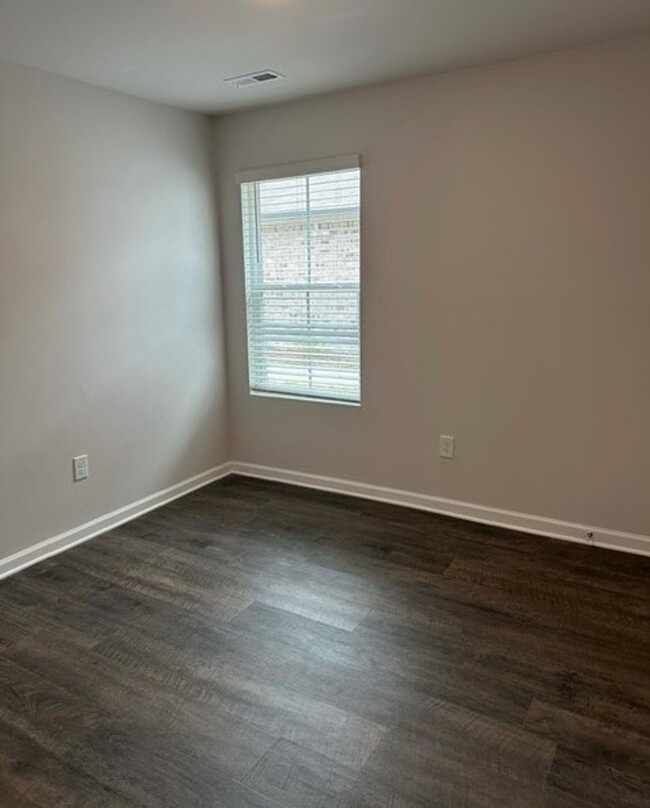 Building Photo - *Pre-leasing* Three Bedroom | Two Bathroom...