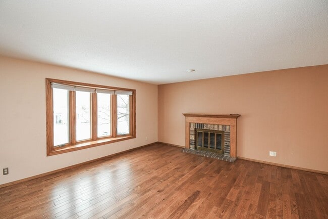 Building Photo - Spacious 5-Bedroom Split-Level in Southwest Sioux Falls with 4-Season Room & Fenced Yard!