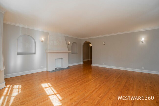 Building Photo - 7447 N Hoyne-2