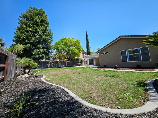 Building Photo - 3533 Des Moines Dr