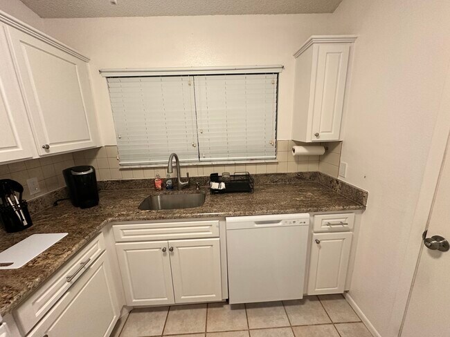Building Photo - 1112 E Corktree Cir