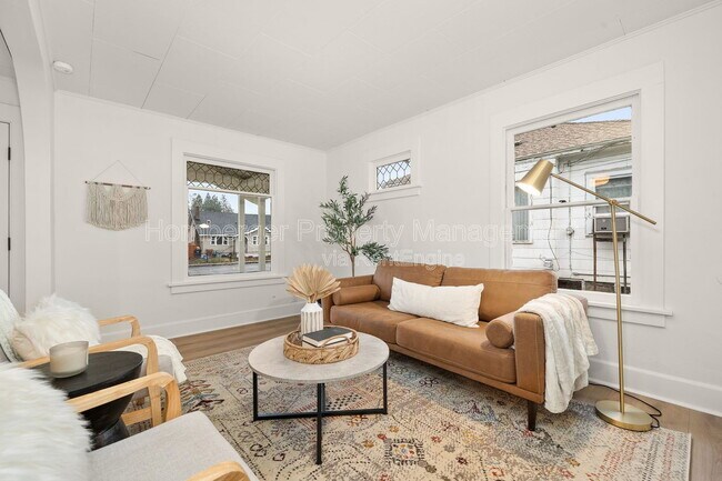 Building Photo - 627 E Wellesley Ave