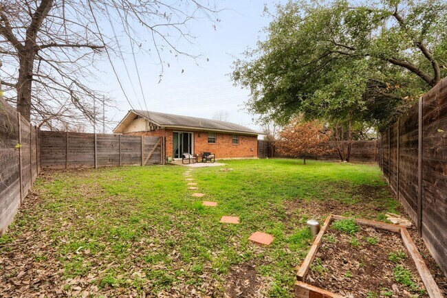 Building Photo - **Remodeled 2/1 Duplex in Southeast Austin – Modern Style, Open Layout, and Prime Location!**