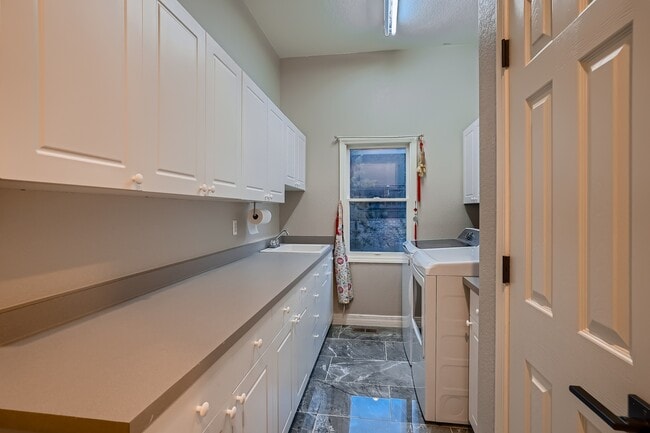 Building Photo - 7046 Forest Ridge Cir