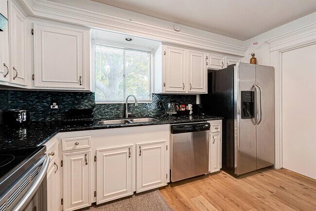 Building Photo - 9654 Meadowland Dr