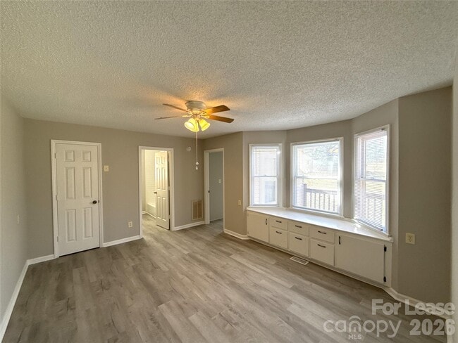 Building Photo - 513 Rhodes Ave