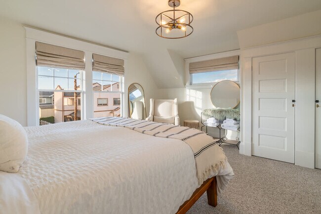 Building Photo - 116 4th Ave N