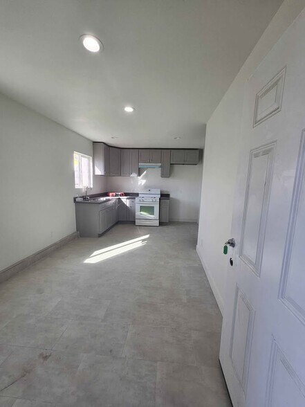 Building Photo - 1359 W 59th Pl