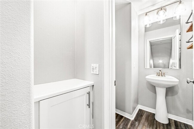 Building Photo - 6331 Pacific Wy