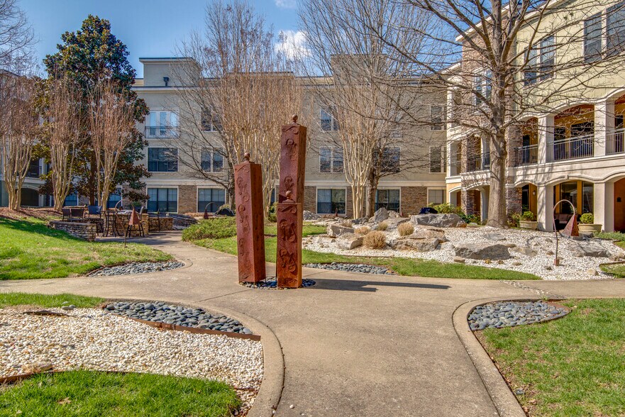 Building Photo - 2600 Hillsboro Pike